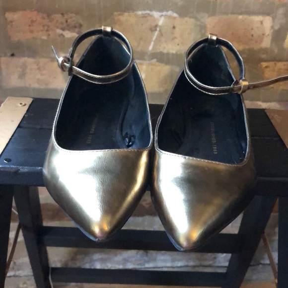 GAP gold flats - Picture 2 of 4